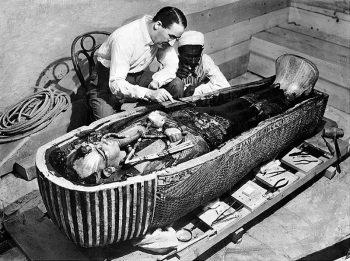 Howard Carter am Sarkophag des Tutanchamun